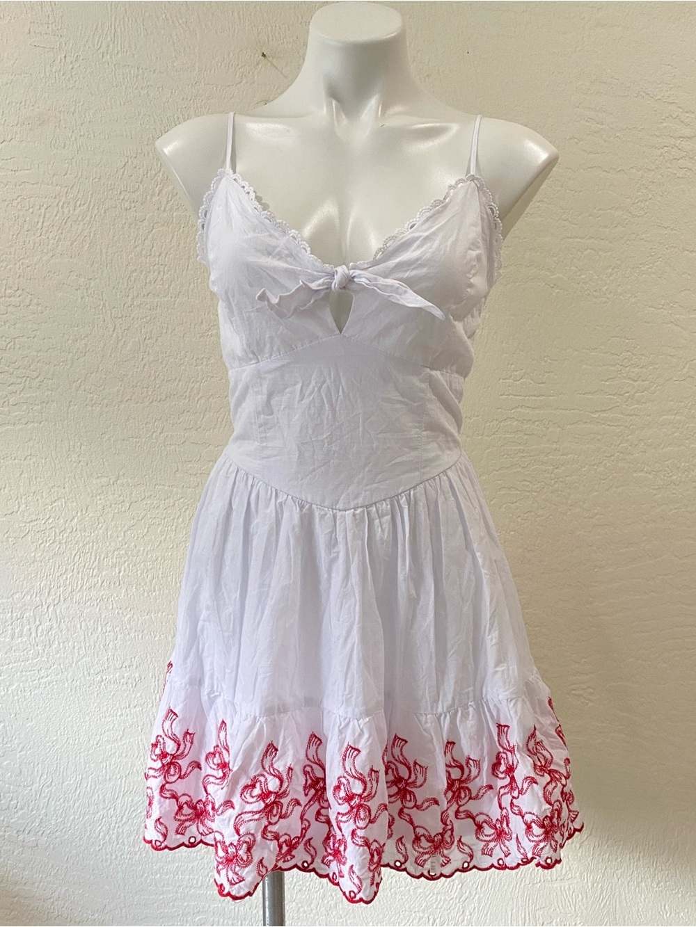 Francesca’s White Tie-Front Sundress with Red Embroidered Hem sz Large
